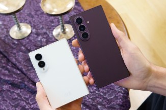 Galaxy Z Fold8 and Galaxy Z Fold8 Ultra in the hand