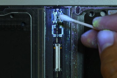 Z Fold8's hinge exposed to dust and debris