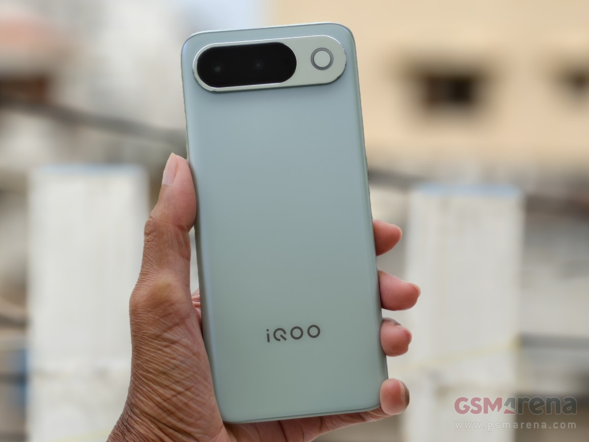 iQOO Z11 Aurora Green model