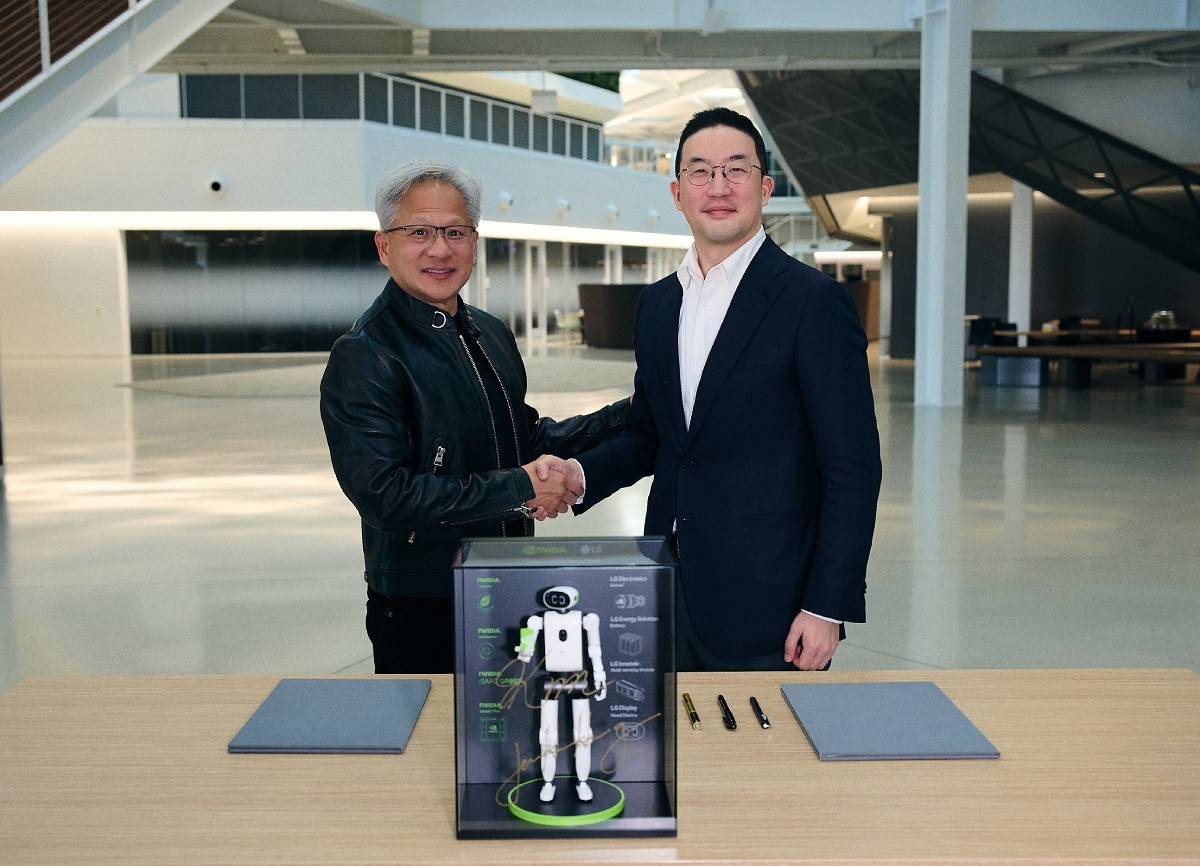 LG and Nvidia CEOs posing with a miniature humanoid robot