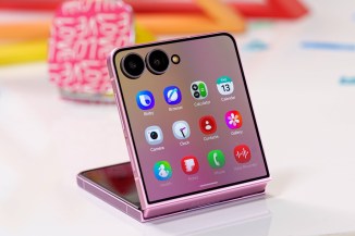 It has the same cover display, only a bit brighter