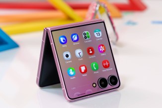 It has the same cover display, only a bit brighter
