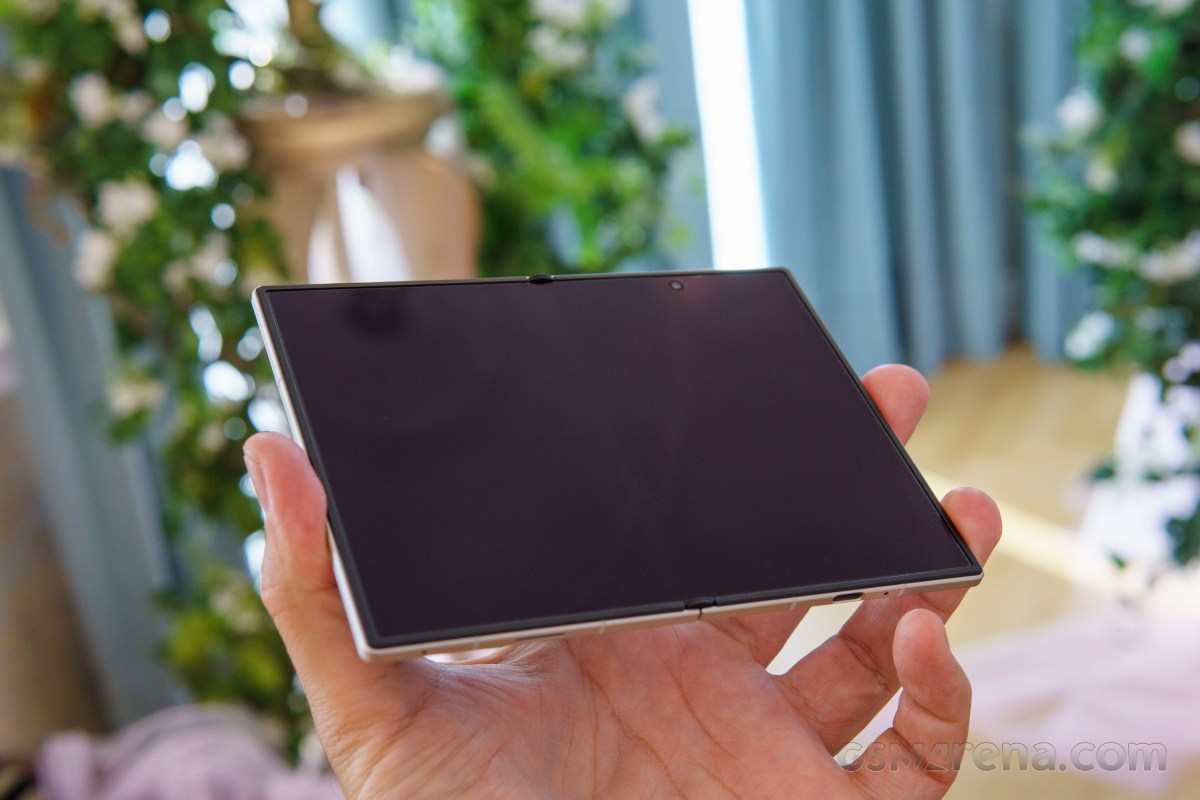 Z Fold8 display crease