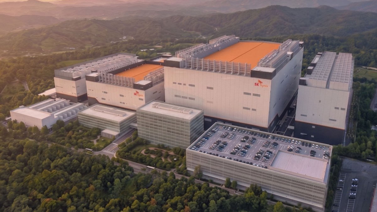 SK Hynix promises to invest over $38 billion in new DRAM and NAND fabs