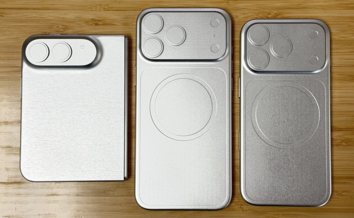 iPhone Ultra (left) dummy doesn't show magnetic ring for MagSafe
