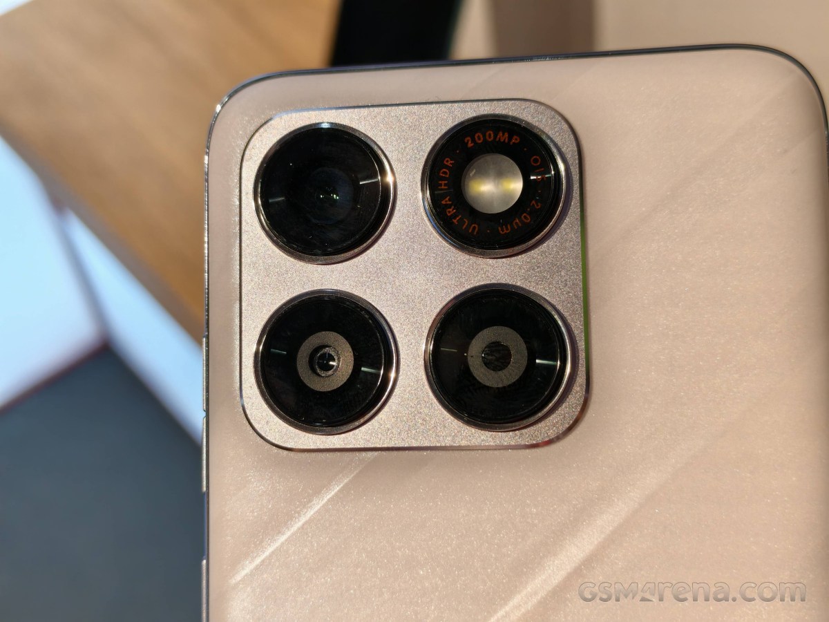  Motorola Edge 70 Plus, Razr 70 with Crystals, Watch Ultra hands-on