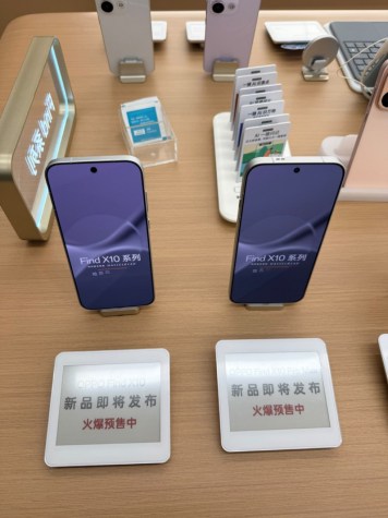 Find X10 and Find X10 Pro Max (left) and Find X10 Pro Max (right)