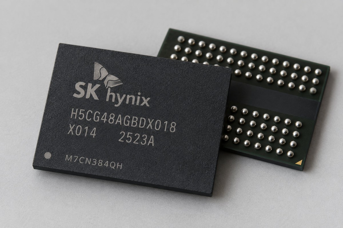SK Hynix ведет переговоры с Intel о производстве чипов памяти в США Символика компаний SK Hynix и Intel на фоне производственного процесса