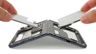 iPhone Duo battery removal process (source: iFixit)