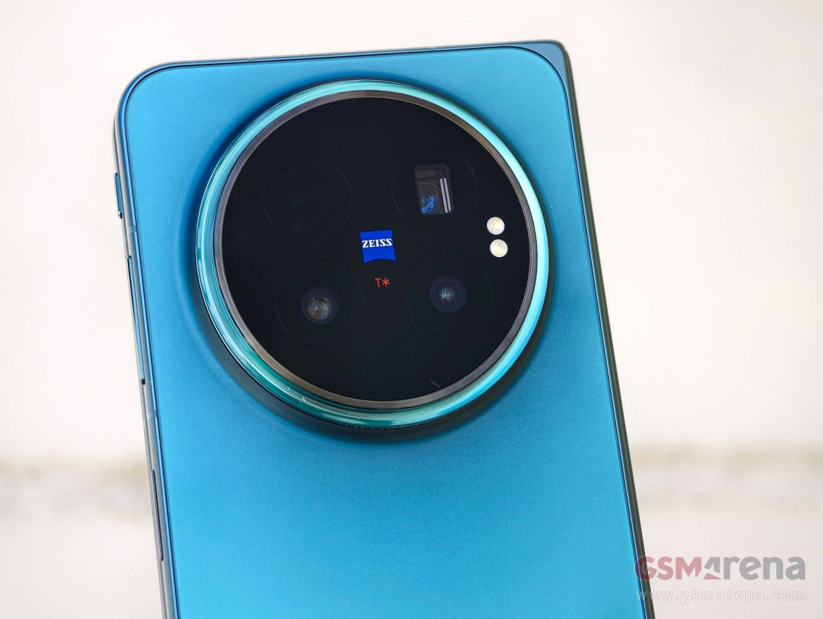 vivo X Fold6 Nebula Teal hands-on