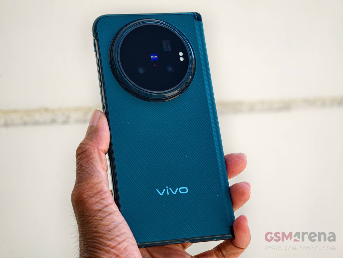 vivo X Fold6 Nebula Teal with the case on