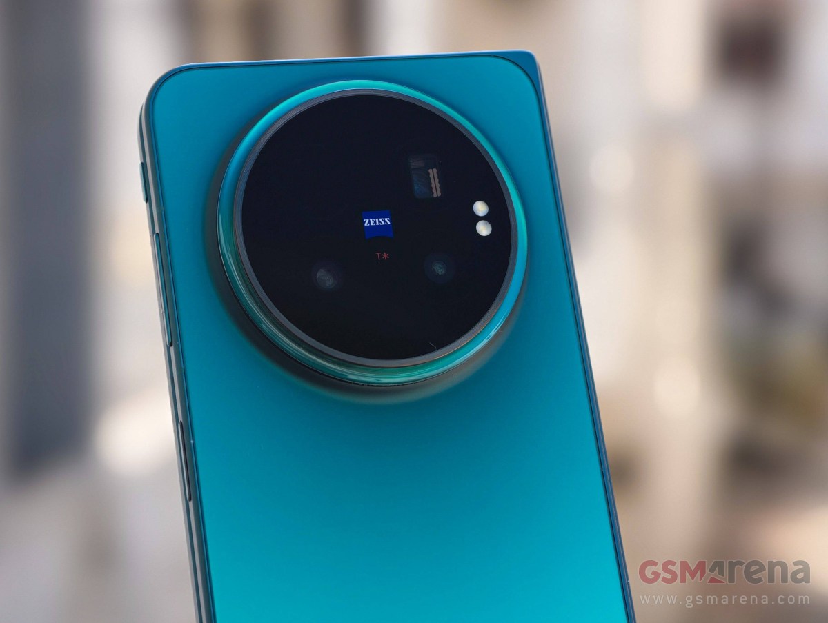 vivo X Fold6 Nebula Teal hands-on