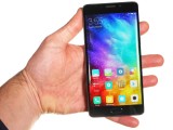Mi Note 2 in the hand - Xiaomi Mi Note 2 vs. Samsung Galaxy S7 edge