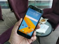 The HTC 10 photographed by the HTC 10 - HTC 10 hands-on