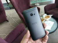 The HTC 10 photographed by the HTC 10 - HTC 10 hands-on