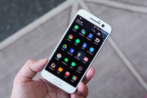 Latest HTC Sense offers many themes and free-form layout on the homescreen - HTC 10 hands-on