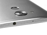 Top plate houses the 3.5mm jack and secondary mic - Huawei Mate 8 review