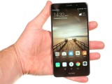 Huawei Mate 9 and Xiaomi Mi 5s Plus in the hand - Huawei Mate 9 vs. Xiaomi Mi 5s Plus review