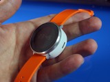 A magnet holds the watch in place - Huawei Fit hands-on