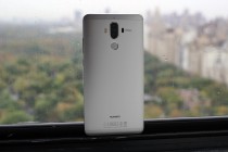 Dual camera flanked by flash and Laser AF - Huawei Mate 9 hands-on