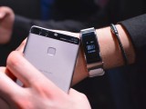 Huawei TalkBand B3 worn on the hand - Huawei P9 Handson review