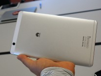 The metal build of the Huawei MediaPad M3 feels solid