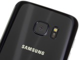 The Galaxy S7 camera is almost flush with the back - LG G5 vs. Samsung Galaxy S7