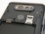 Removing the battery is easy - LG V20 Hands-on