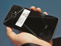 The slight bump at the back due to the 16MP camera - MWC2016 Alcatel  review