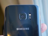 The camera sticks out less than half a mm - MWC 2016 Samsung