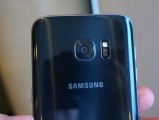 The camera sticks out less than half a mm - MWC 2016 Samsung