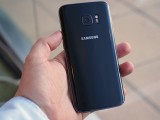 The back is beveled, which makes the phone a joy to handle - MWC 2016 Samsung