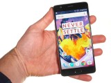 OnePlus 3T in the hand - Oneplus 3t review