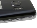 Sides hold the power and volume buttons - Samsung Galaxy S7 review