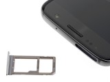 Plastic card tray with rubber gasket - Samsung Galaxy S7 review