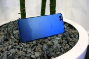 Antenna bands don't draw unnecessary attention - Huawei Honor V10 hands-on review