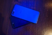The two color options, we'd pick the blue one in a heartbeat - Huawei Honor View 10 hands-on review