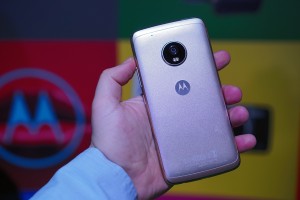 Metal body with a 12MP camera - Moto at MWC 2017