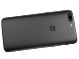 Matte black aluminum OnePlus 5 - OnePlus 5 vs. iPhone 7 Plus vs. Samsung Galaxy S8