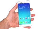 Oppo F3 Plus in the hand - Oppo F3 Plus review