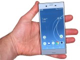 Handling the Xperia XZs - Sony Xperia XZs review