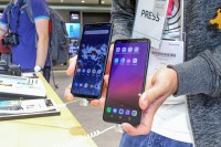 LG G7 One (left) and LG G7 Fit (right) - IFA2018 LG G7 review