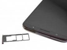 One large card tray - Motorola Moto G6 Plus review