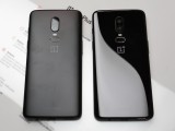 Midnight Black next to Mirror Black color - Oneplus 6 Hands On review