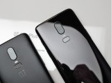 Midnight Black next to Mirror Black color - Oneplus 6 Hands On review