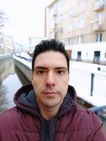 Pocophone F1 daytime selfies, Portrait mode off/on - f/2.0, ISO 100, 1/143s - Pocophone F1 long-term review