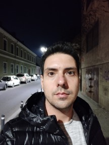 Xiaomi Mi A2 nighttime selfies, Portrait mode off and on - f/2.2, ISO 2500, 1/12s - Xiaomi Mi A2 long-term review