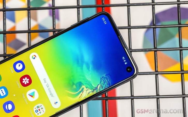 Samsung Galaxy S10e vs. iPhone XR review