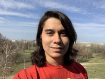 Selfies, harsh light: iPhone XS - f/2.2, ISO 16, 1/1208s - Huawei P30 Pro camera comparison