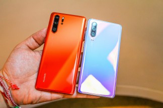 Amber Sunrise P30 Pro on the left - Huawei P30 hands-on review
